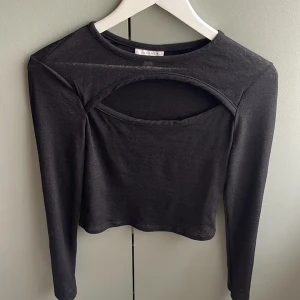 Svart topp med cut-out  - Snygg svart topp, använd fåtal gånger 🩷passar mig som är en S