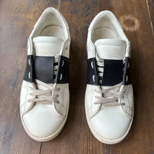 Valentino Opens - Snygga valentino opens perfekta till våren och sommaren. Storlek 45.💰 Ingår låda, dustbag och extra snören. 💰 Köpta här på Plick därför säljs det för detta pris 🤩 skriv vid frågor. Ända flaw är ett litet svart märket på framsidan 💲