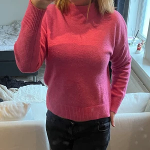 Stickad tröja - Rosa stickad tröja från kappahl. Super fin i bra skick, perfekt färg nu till våren.