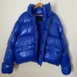 Pfd v2 down jacket i färgen Bluemarin. Unisex. Nypris 3000 kr