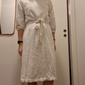 Stickad klänning - Mysig stickad klänning som knyts i midjan:)  