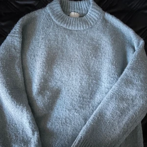 Blå stickad tröja!  - fint skick, använd fåtal gånger! Kan tänka mig att gå ner i pris vid snabb affär 