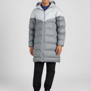 Jacka - Nike jacka lång Jag säljer åt min kille pågrund av att han har ingen andvändning av denna jacka längre och den är i nyskick  Inga bud under 1700kr