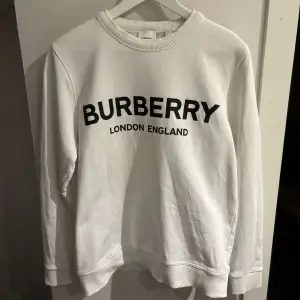 Säljer nu denna fina Burberry tröja pågrund av att den inte kommer till användning. Tröjan är såklart äkta och kostar 4800kr ny💕 Kan även gå ner i pris!!