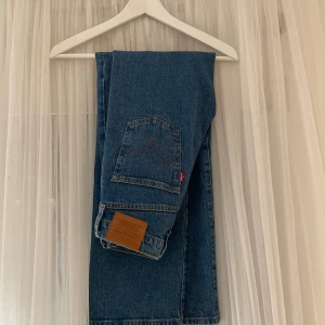 Levis Ribcage straight ankle  - Blåa Levis Ribcage straight ankle storlek W26L29. Nästintill oanvända, fantastiskt sköna och bra passform. Kan hämtas i Växjö eller skickas då köparen står för frakten. Pris går att diskutera vid snabb affär. 😃 Nypris 1300kr 