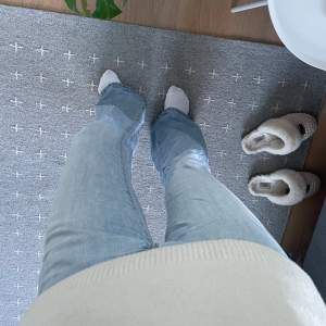 Ett par superfina Levis jeans som tyvärr inte kommer till användning längre. Köpta secondhand i Paris därför priset☺️ Midjemått: 36cm & innerbenslängd: 79cm🥰