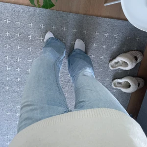 Levis jeans - Ett par superfina Levis jeans som tyvärr inte kommer till användning längre. Köpta secondhand i Paris därför priset☺️ Midjemått: 36cm & innerbenslängd: 79cm🥰