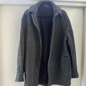 Skjortjacka använd ett fåtal gånger och i mycket fint skick. 65% ull och houndstooth/hundtandsmönster. XS men oversize så skulle passa även S/M. Nypris ca 1500kr. 