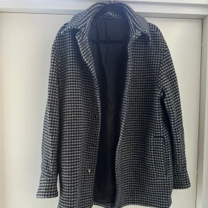 & Other Stories Jacka ull XS - Skjortjacka använd ett fåtal gånger och i mycket fint skick. 65% ull och houndstooth/hundtandsmönster. XS men oversize så skulle passa även S/M. Nypris ca 1500kr. 