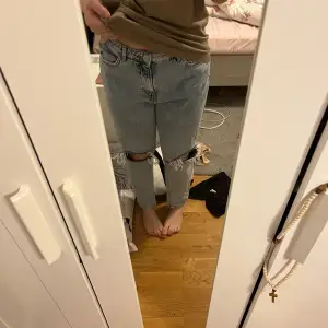 Straight leg jeans från Gina tricot med hål vid knäna 