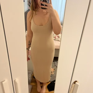 Lång beige klänning  - Använd men i bra skick ! 
