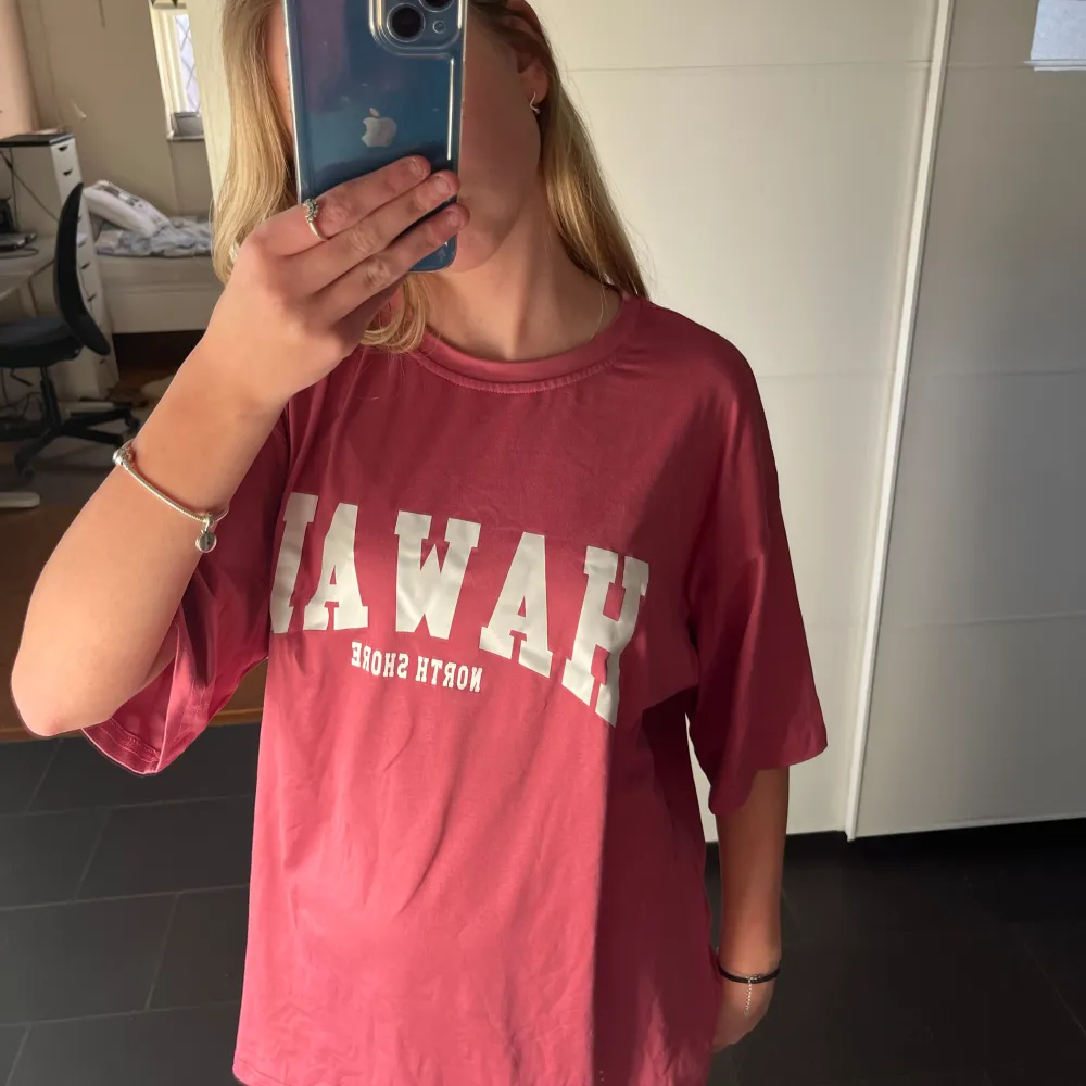 T shirt med Hawaii tryck. Knappt använd. Kontakta för mer bilder och info!. T-shirts.