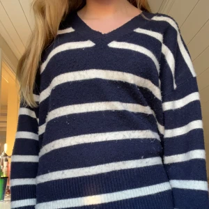 Stickad tröja - Jättefin randig stickad tröja! Nästan aldrig andvänd, om du vill köpa tryck gärna på köp nu💞