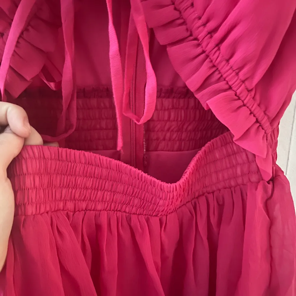 Fin rosa klänning, nästan neon i färg skulle jag säga. Perfekt till sommaren. Köpt second hand men i väldigt bra skick. Frakt ingår ej i pris. 💕. Klänningar.