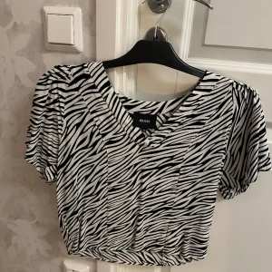 Zebra mönster topp - En topp med zebra mönster, vet inte riktigt vart den är ifrån. Jättefin, använd endast 2 gånger.