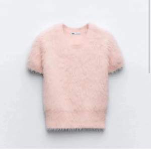 Super fin rosa fluffig tröja från zara. Mycket bra skick använd Max 3 gånger❤️ stolek s men är stretchig så passar större och mindre
