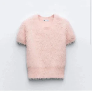 Rosa tröja - Super fin rosa fluffig tröja från zara. Mycket bra skick använd Max 3 gånger❤️ stolek s men är stretchig så passar större och mindre