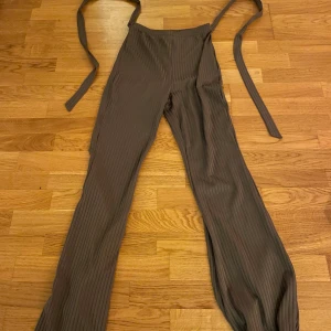 Utsvängda byxor  - Säljer dessa utsvängda byxor med knytning i midjan från shein, köpta för 150kr men säljs för 50kr.  Lite långa på mig som är 158cm.
