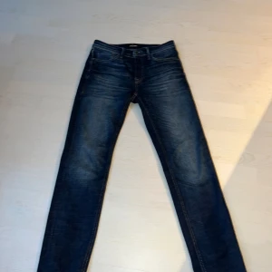 Jack & Jones - Knappt använda jeans sick 9,5/10 köpt för över 1000 kr åtminstone. Säljer varan då det ej kommer till användning. Pris kan diskuteras 
