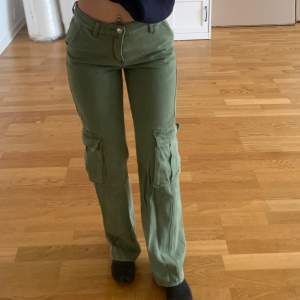 Super snygga gröna byxor i storlek Xs från Shein! Säljes pga att jag hade velat gå upp en storlek i dessa byxorna. Ord pris 269 kr 💚
