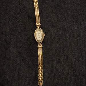Säljer en jätte fin ” vintage” armitron klocka. Nypris ca. 800-1100kr.  Material: rostfritt stål  Använd ett fåtal gånger.  Batteriet måsta bytas därför  går pris att diskuteras :) 