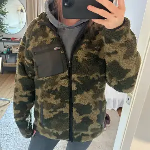 Teddy/fleece jacka i militärmönster, storlek M, snyggt oversized! 