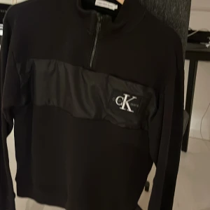 Calvin Klein - Knappt använd tröja sick 9/10 köpt för runt 1000 kr . Säljer varan då det ej kommer till användning. Pris kan diskuteras 
