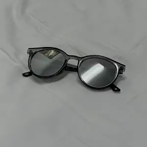 Svarta basic solglasögon perfekta för i sommar, endast använda ett fåtal gånger 