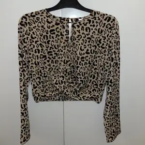 En tunn blus med leopardmönster i storlek S🤍