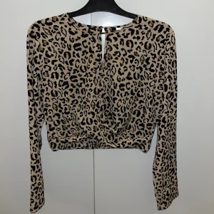  Leopard blus  - En tunn blus med leopardmönster i storlek S🤍