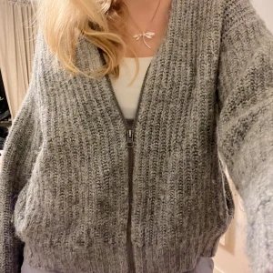 Grå stickad kofta🩶🩶 - Jättefin o nice!! Pyttelite sticksig🩶tveka inte med att komma med prisförslag även om jag inte är helt säker att jag vill sälja!