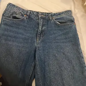 Säljer mian slim jeans från monki väldigt fina byxor på dom är raka i benen och använda ett få tal gånger dessa är i storlek (38-40)