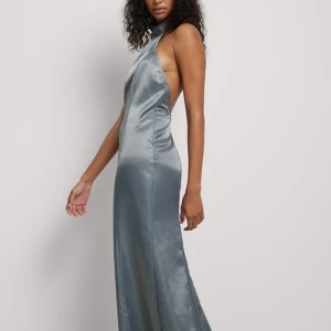 Superfin lång klänning - Perfekt klänning till bal eller bröllop! Den passar tyvärr inte mig, helt ny, aldrig använd. 💞