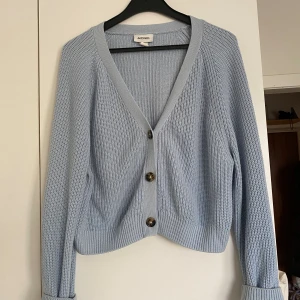 Stickad kofta Monki  - Himmelsblå, stickad, oversized kofta från Monki🩵 Fint skick, sparsamt använd. 