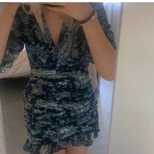 Kläning  - Så fin klänning ifrån zara, säljer då den är lite för liten ☺️☺️storlek S men är mindre i storleken. Skriv vid frågor 