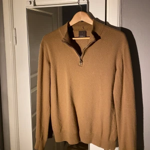 Oscar Jacobsson zip up - Riktigt snygg tröja från Oscar Jacobsson, passar S/M Bra skick!