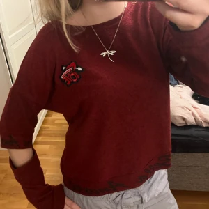 Vinröd tröja❤️ - Väldigt cool!! Aldrig använd men köpt secondhand🆒🖤