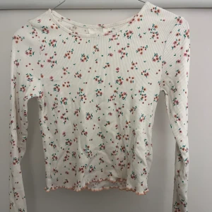 Långärmad tröja - Jättefin blommig tröja, perfa till våren💐🌸 säljer pga att den inte kommer till användning🙏🏻