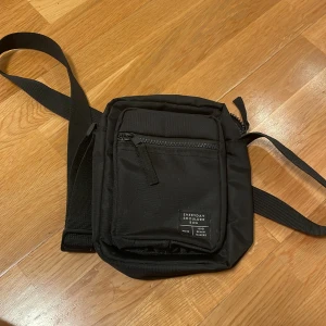 Becknar väska - En enkel och basic ”becknar” väska med väldigt mycket plats i. Använt ett par gånger men är fortfarande som ny. mer bilder kan diskuteras privat. Markerat som fri frakt men är ej.