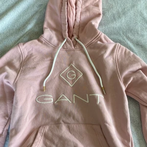 GANT Hoodie - GANT Hoodie i en smutsrosa färg. Så skön! 80% bomull