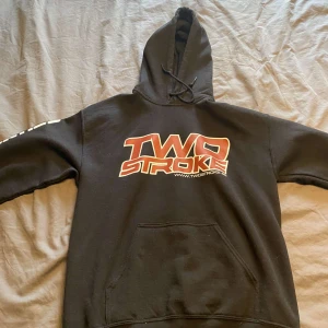 Two Stroke Hoodie - Säljer denna hoodie från Two Stroke. Storlek M. Använd enstaka gånger, därav jättebra skick.