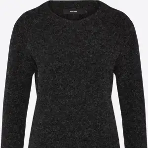 Säljer denna super fina stickade tröjan från vero Moda som är väldigt populär, knappt används då jag har liknande som jag gillar mer!💕