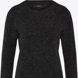 Stickad tröja - Säljer denna super fina stickade tröjan från vero Moda som är väldigt populär, knappt används då jag har liknande som jag gillar mer!💕