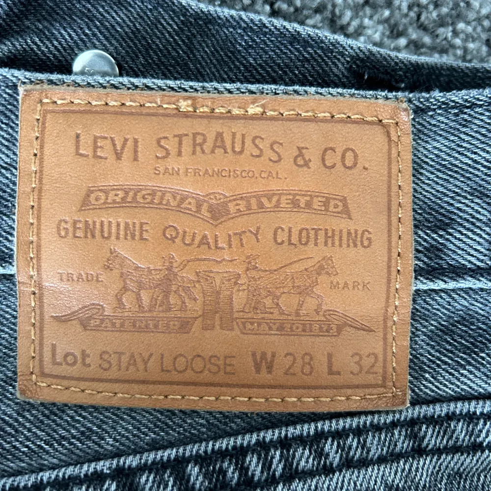 Tjenare! Säljer nu dessa jeans från Levi’s. Säljer dessa eftersom de har blivit för små. Skicket är 8/10 därav priset. Nypris 1350kr, skriv vid funderingar!⭐️. Jeans & Byxor.