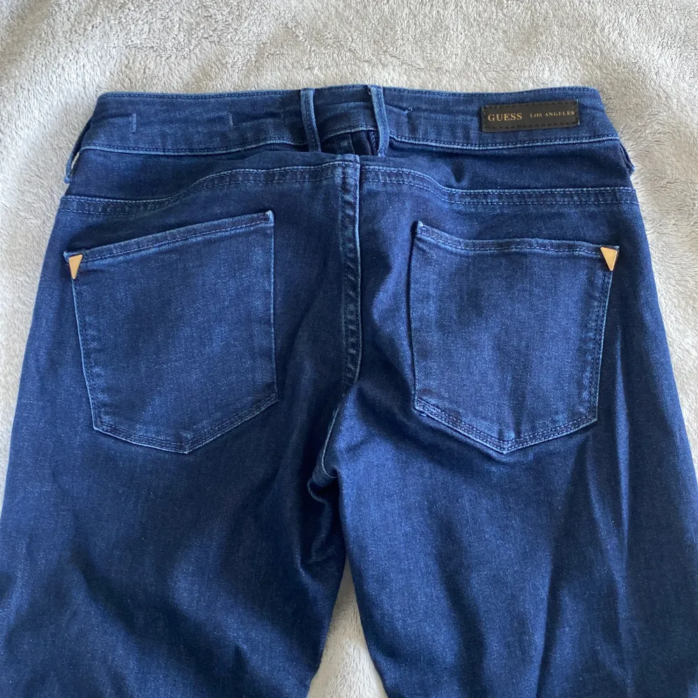 Tightare lowwaist jeans från Guess i W24. Aldrig använda. Jeans & Byxor.