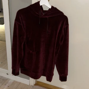 Lyv hoodie - Säljer nu min lyv hoodie i jätte bra skick nästan aldrig använd,storlek S.  Nypris 2000.