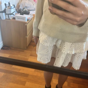 Volangkjol - Säljer min jättefina vita volangkjol från kidsbrandstore pågrund av att den e lite för stor för mig. Köptes i sommar för 550kr och är endast använd ca 4 ggr💗🫶🏻skriv privat för fler bilder