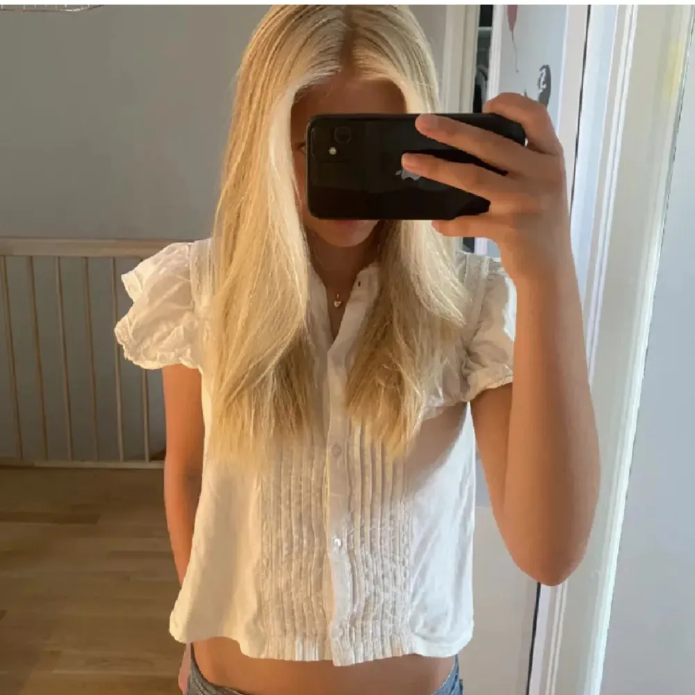 Jättefin zara blus, nästan oanvänd då den inte sitter som jag vill ❤️ passar typ xs/s . Blusar.