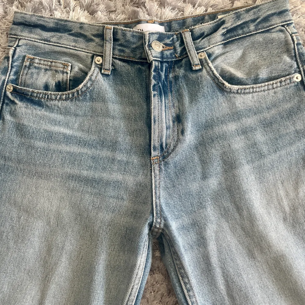 Lågmidjade, LÅNGA, raka jeans 💯 Säljer då de är lite för små. Storlek 40 men passar 36-38 . Jeans & Byxor.