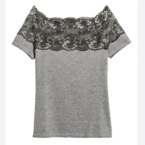 Spets topp  - En superfin spets topp ifrån H&M! Den är använd kanske 3 gånger ungefär, tycker den är jättefin men passar tyvärr inte mig så bra.💘 Storlek S. Inga synliga defekter, bra skick!